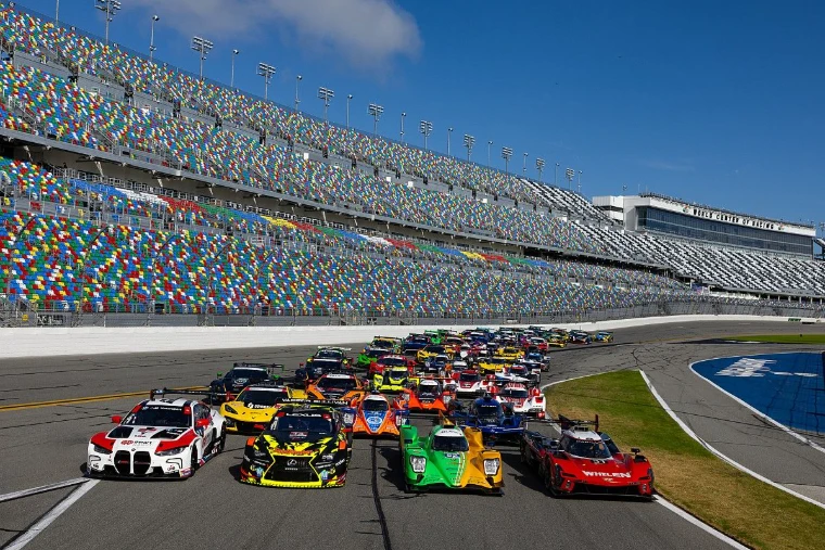 The field running through the banking at the 24 Hours of Daytona, Daytona International Speedway, an engagement in the season calendar of The Mansa Court