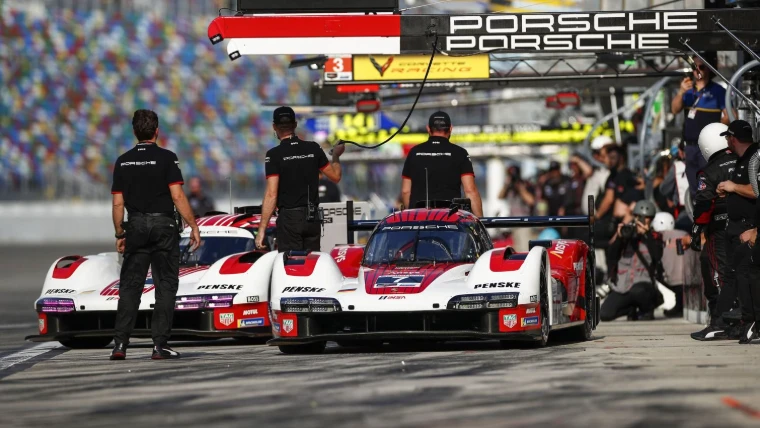 A crew working in the pit lane during a driver change at the 24 Hours of Daytona, Daytona International Speedway, an engagement in the season calendar of The Mansa Court