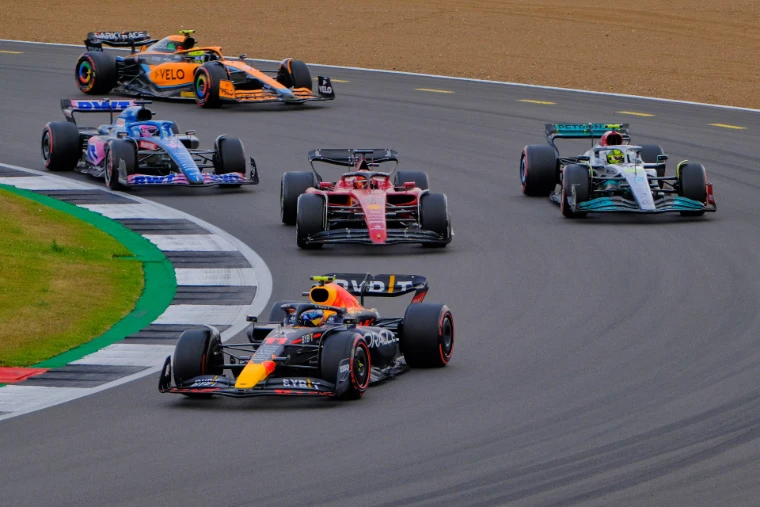 Sergio Pérez, Charles Leclerc, Lewis Hamilton, Fernando Alonso and Lando Norris fight for the last place on the podium (2022).