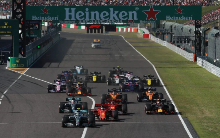 The field launching off the grid down the pit straight at the start of the Formula 1 Japanese Grand Prix, Suzuka, an engagement in the season calendar of The Mansa Court