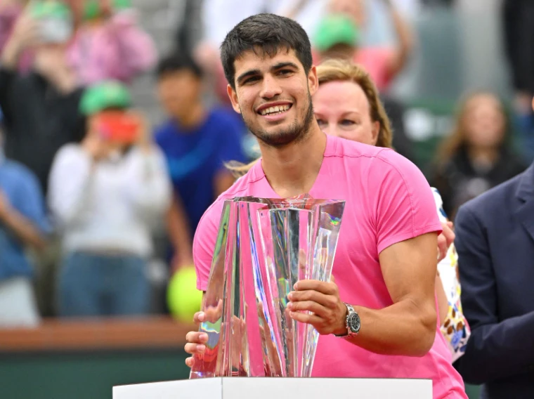 The singles champion holding the crystal trophy after the final at Indian Wells, an engagement in the season calendar of The Mansa Court