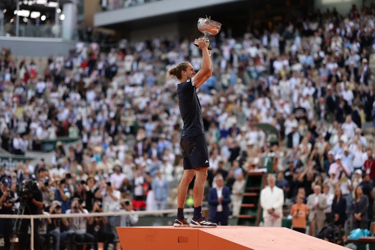 The men’s champion lifts the Coupe des Mousquetaires before the standing crowd (2026). The Roland Garros finals on Court Philippe-Chatrier, Paris, in the season calendar of The Mansa Court