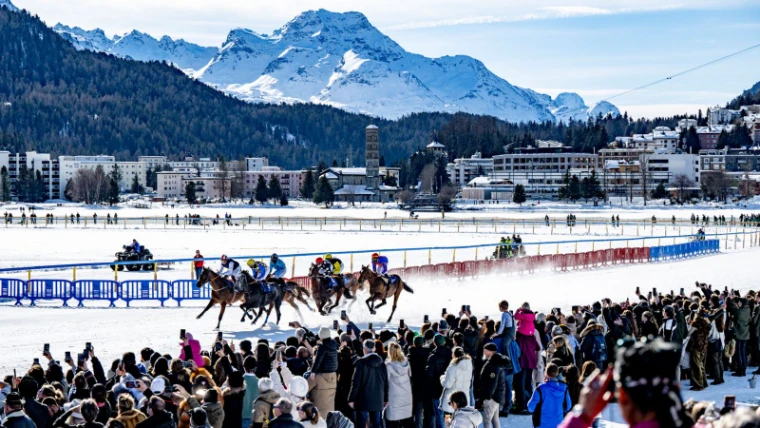 Spectators lining the frozen-lake racecourse at White Turf with St. Moritz and the Engadine peaks behind, an engagement in the season calendar of The Mansa Court